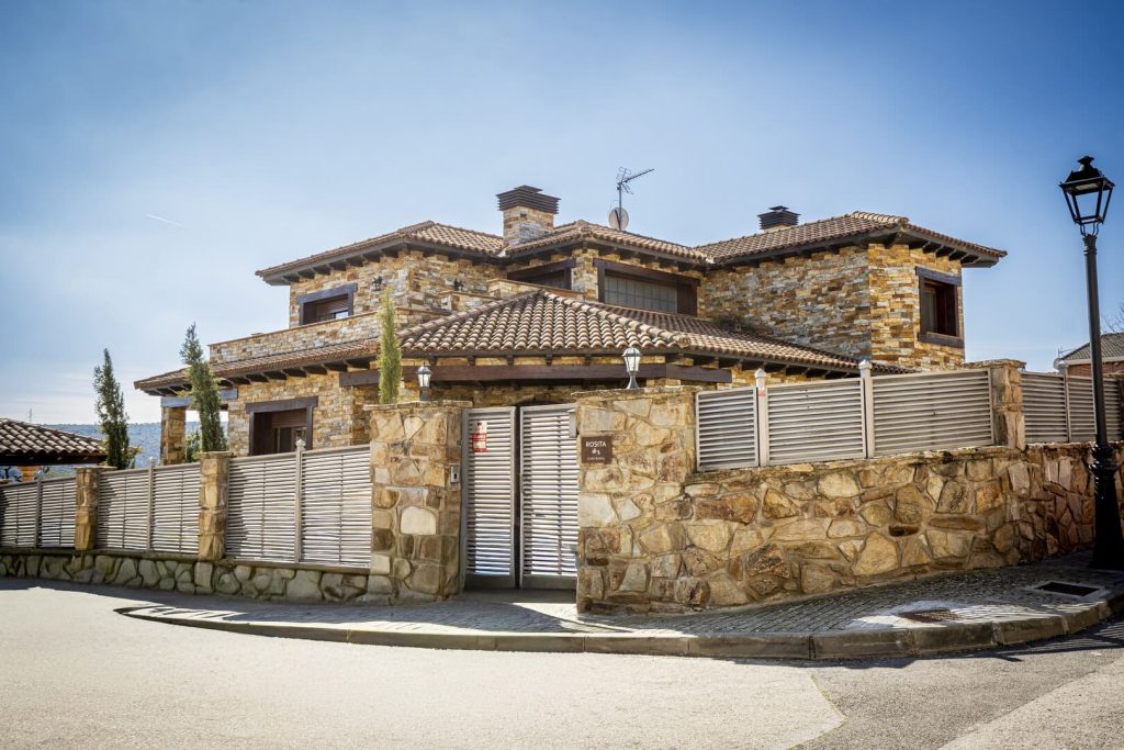 casa rural rosita en la sierra de madrid entrada exterior