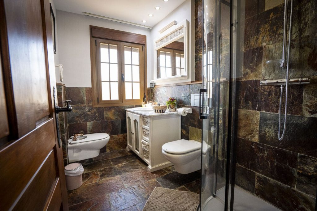 habitacion cama matrimonio 2 baño casa rural madrid