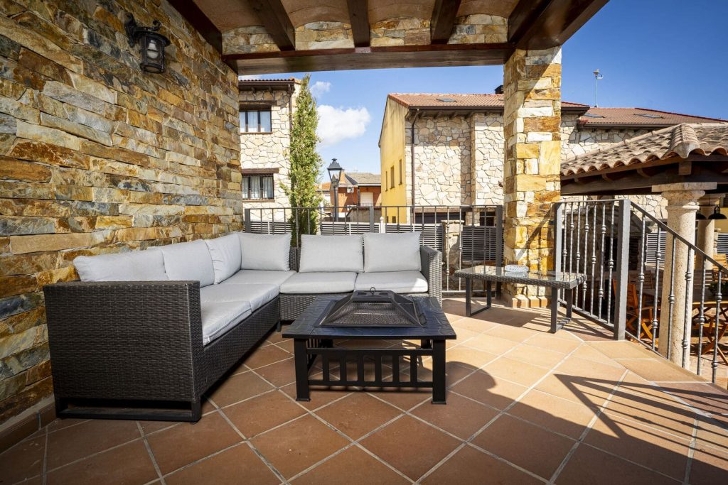 porche con sofa de casa rural rosita