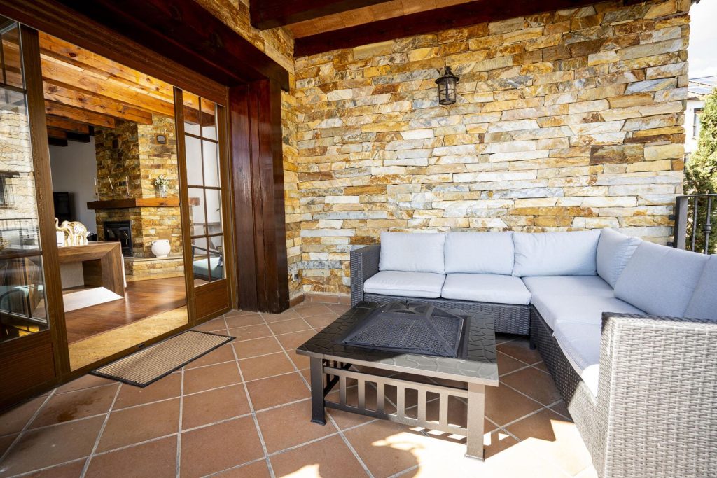 porche con sofa de la casa rural rosita en madrid