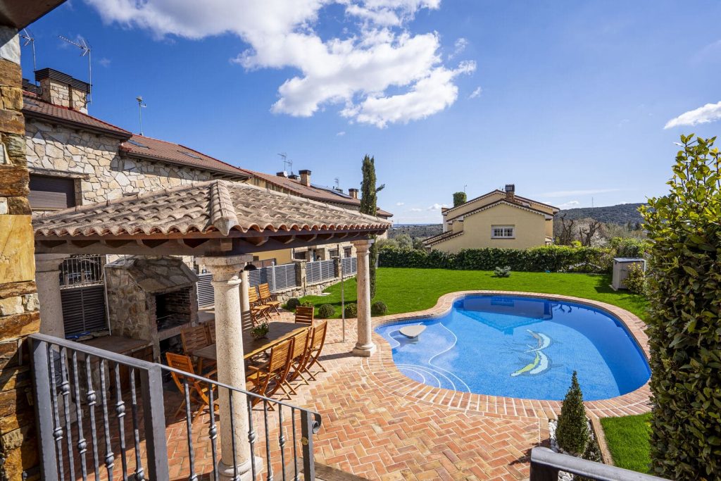 zona de piscina y barbacoa casa rural en madrid