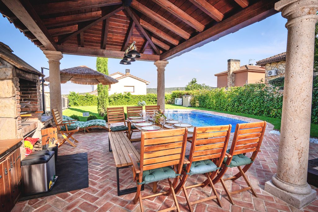 casa-rual-en-la-sierra-de-madrid-zona-de-barbacoa-y-piscina