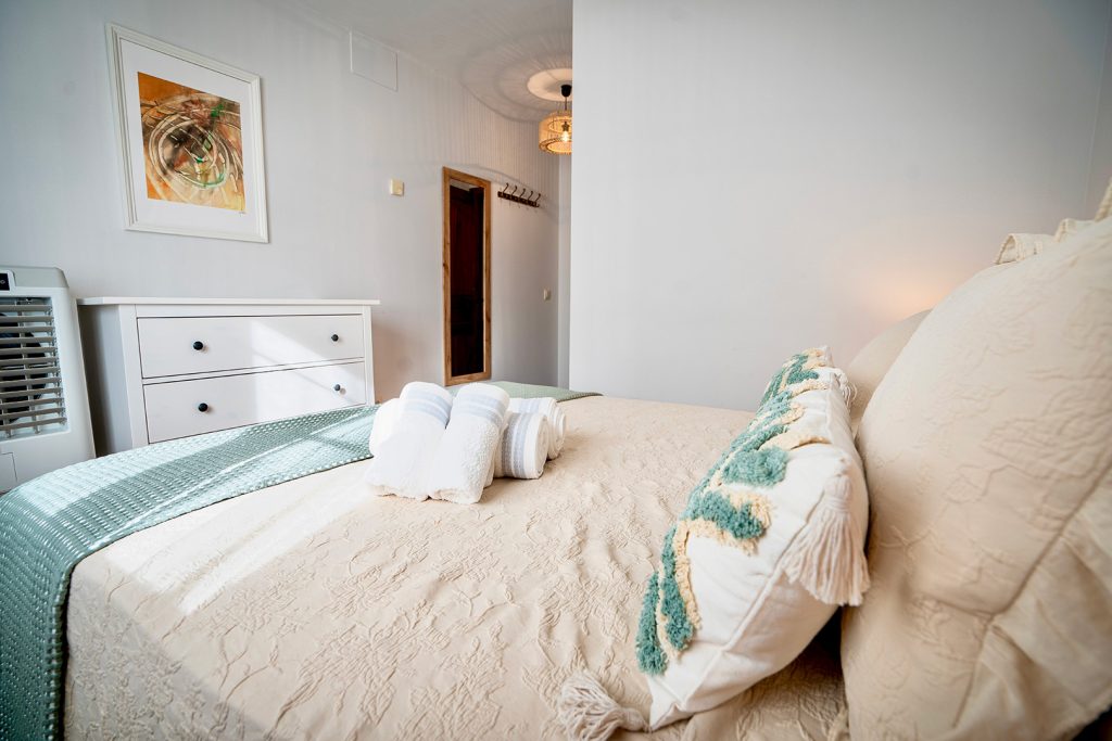 habitacion-cama-matrimonio-casa-rural-rosita-foto-v2